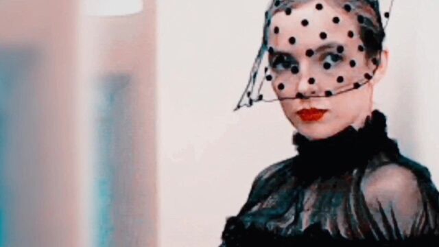 Villanelle and Eve Polastri Lesbian sex and scissoring