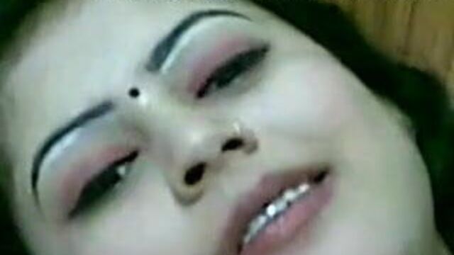 Such a beautiful Indian aunty fucks in the nude