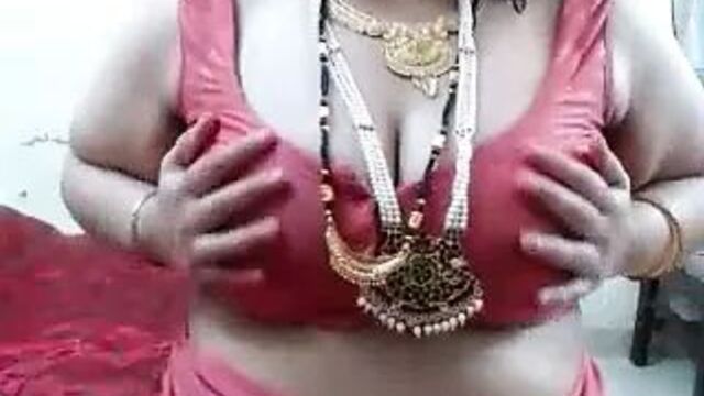 Indian desi bhabhi removing saree