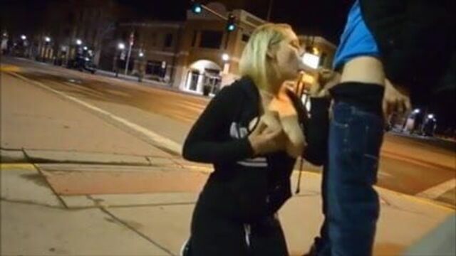 Elle suce dans la rue