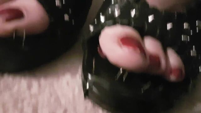 Tacks with foot pain and pleasure