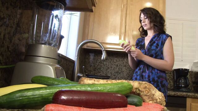 Hausfrau steckt sich alles in die moese was sie findet