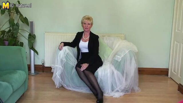Classy mature lady feeling naughty