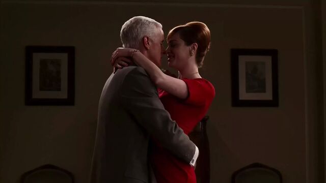 Christina Hendricks groped 2021