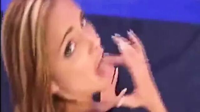 Clara morgane en levrette