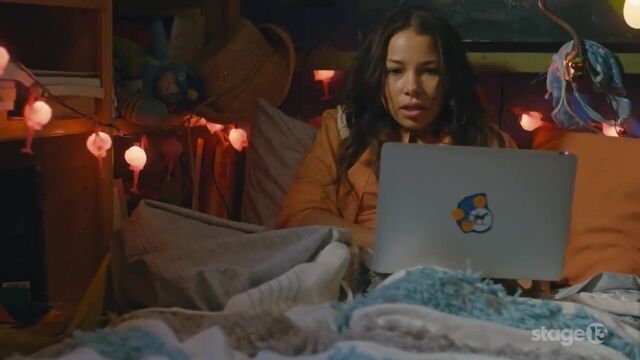 Jessica Parker Kennedy Masturbating