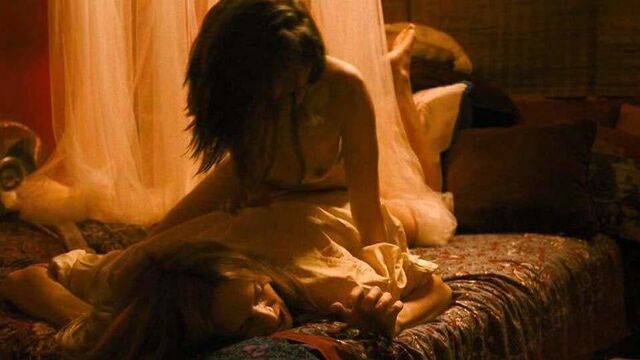 Reyna de Courcy & Heather Graham Lesbian Sex - ScandalPlanet