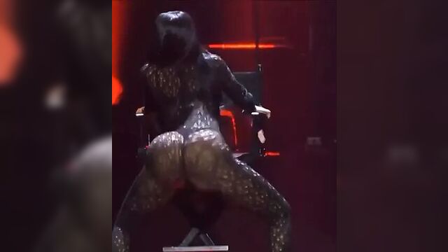 Nicki Minaj - Twerking in Live