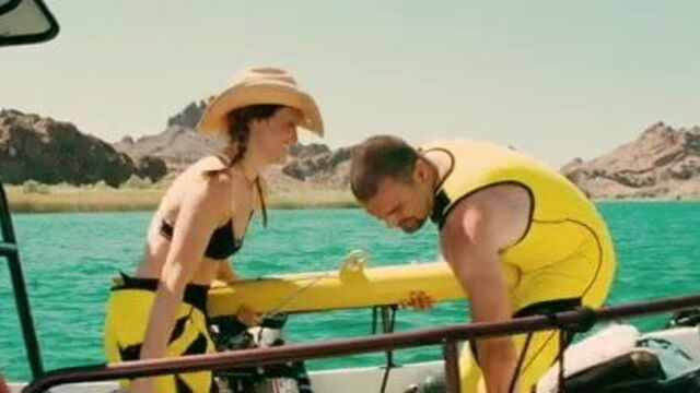 Dina Meyer, Elizabeth Shue - Piranha 3D