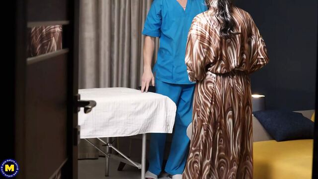 Mature mom gets massage with happy ending