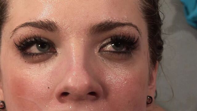 Studentin war unartig und wird vom Lehrer bestraft