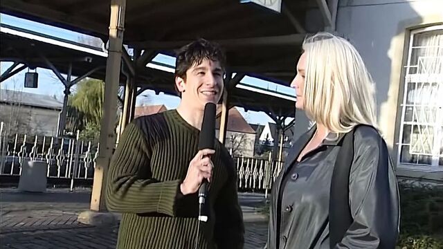 Intimpiercing glueht bei der Blondine