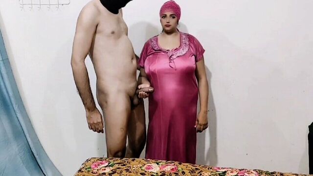 Cute Pakistani Aunty Fucking after Nice Handjob