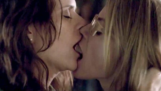 Amy Landecker & Gillian Vigman Lesbo Kiss -ScandalPlanet.Com