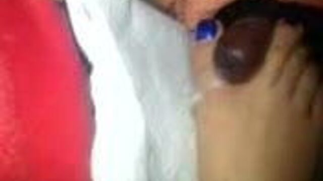 Cum between her toes