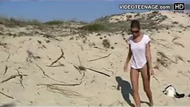 Teen candid bikini ass at beach