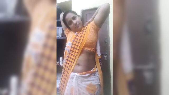 Desi Aunty saree removing
