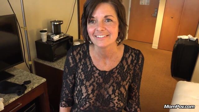 Country MILF takes facial