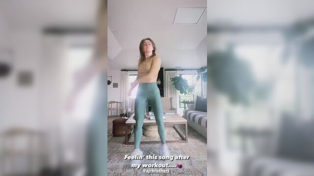 Julianne Hough in leggins