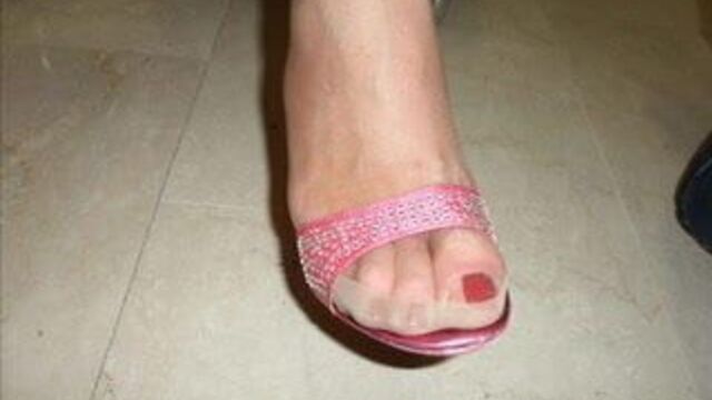 Pics her legs and feet in stockings!!!!!